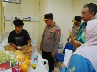 Kapolri Kunjungi Korban Ledakan SMAN 72 Jakarta di RSI Cempaka Putih