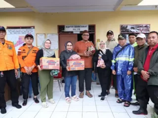 Ketua TP PKK Kota Bekasi Terjun Langsung Salurkan Bantuan Korban Banjir di Aren Jaya