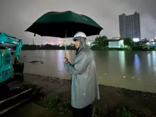 Siaga Banjir, Wali Kota Bekasi Cek Pintu Air Prisdo
