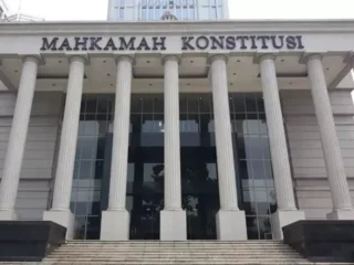 Mahkamah Konstitusi Nyatakan Frasa “secara langsung atau tidak langsung” Pasal 21 UU Tipikor Bertentangan dengan UUD 1945