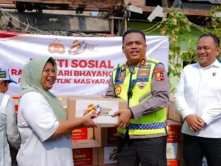 Polri Salurkan 500 Paket Bantuan untuk Korban Kebakaran Kemayoran