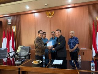 Tim PKM Universitas Borobudur Serahkan Raperdes Pengelolaan Sampah ke Kecamatan Babakan Madang