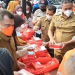 Selasa Ceria Berbagi Makanan dan Masker, Wali Kota Bekasi Antisipasi Dampak Dari Sebaran Abu Vulkanik