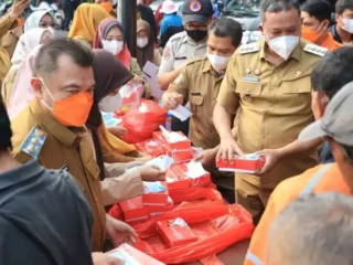 Selasa Ceria Berbagi Makanan dan Masker, Wali Kota Bekasi Antisipasi Dampak Dari Sebaran Abu Vulkanik