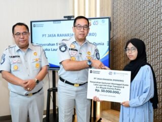 Jasa Raharja Serahkan Santunan kepada Dua Ahli Waris Korban KM Virgo Transport 8 di Jawa Barat 